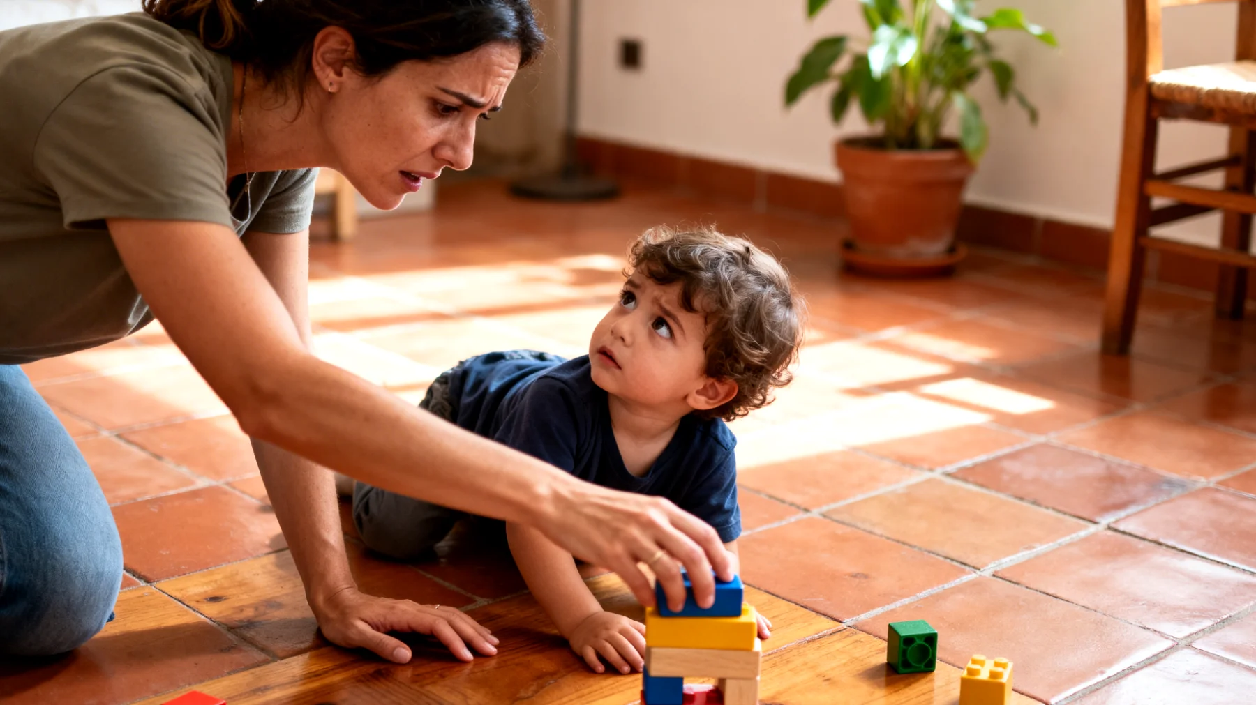 La mamma fatica a lasciare che il bambino faccia esperienze in autonomia, intervenendo in continuazione per aiutarlo, anticipando i suoi bisogni e proteggendolo da qualsiasi piccola difficoltà, generando così una dipendenza eccessiva del bambino dalla figura materna."