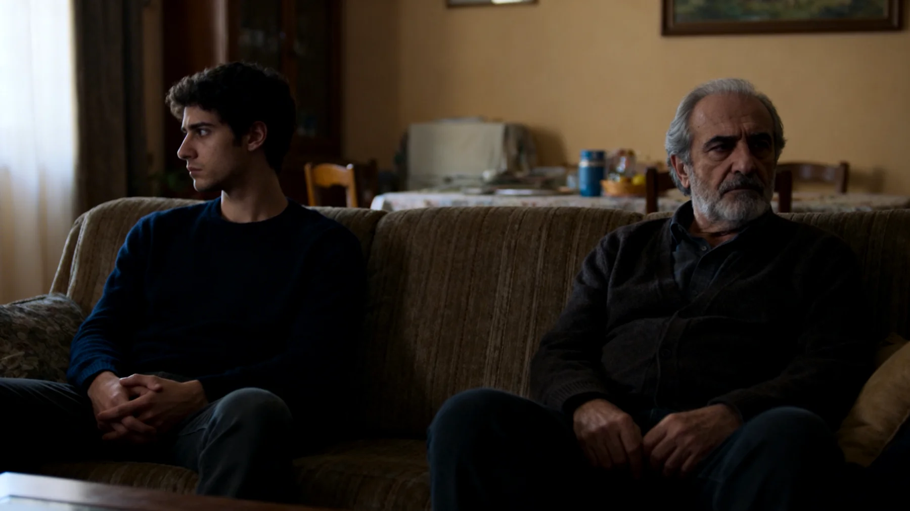 Un papà fatica a esprimere affetto e vicinanza emotiva con il proprio figlio giovane adulto. I momenti di dialogo si limitano ad argomenti pratici o superficiali, mentre sentimenti, paure e vissuti personali restano inespressi. Il figlio percepisce distanza emotiva e mancanza di connessione profonda con il padre, generando un senso di solitudine relazionale nonostante la presenza fisica."